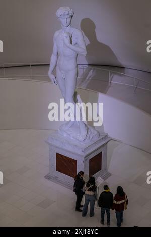 Touristen schauen sich eine Skulptur im Soumaya Museum an, das eine der wichtigsten privaten Sammlungen Lateinamerikas mit mehr als dreißig ce besitzt Stockfoto