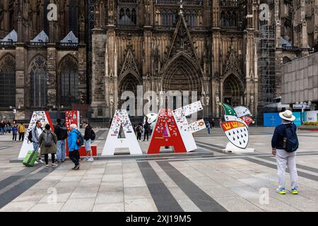 Die zwei Meter hohe Alaaf-Schrift steht vor der Kathedrale auf dem Roncalli-Platz. Geschenk des Festkomitees Koelner Karnevals zum 200. Jahrestag Stockfoto