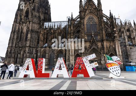 Die zwei Meter hohe Alaaf-Schrift steht vor der Kathedrale auf dem Roncalli-Platz. Geschenk des Festkomitees Koelner Karnevals zum 200. Jahrestag Stockfoto