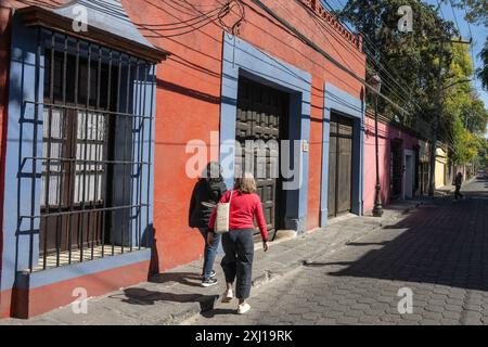Blick auf zwei Frauen, die eine Straße in Coyoacán, Mexico City, Mexiko, entlang laufen Stockfoto