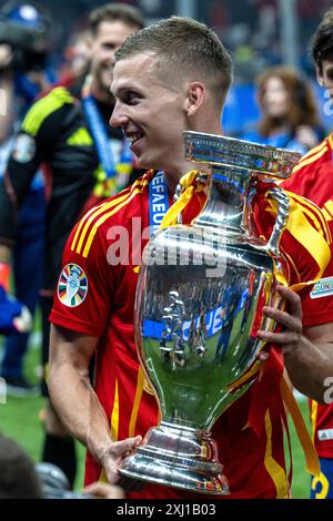 BERLIN, DEUTSCHLAND - 14. JULI: Dani Olmo feiert mit der Trophäe während der Zeremonie nach dem Endspiel der UEFA EURO 2024 zwischen Spanien und England in Olym Stockfoto