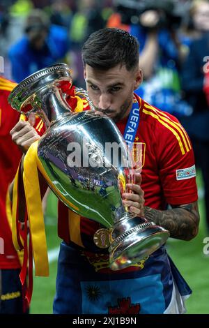 BERLIN, DEUTSCHLAND - 14. JULI: = feiert mit der Trophäe während der Zeremonie nach dem Endspiel der UEFA EURO 2024 zwischen Spanien und England in Olympiastadi Stockfoto