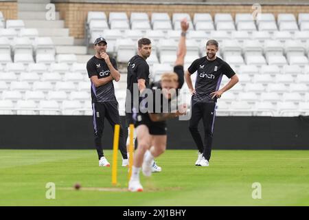 Die Engländer Chris Woakes (rechts) und James Anderson (links) beobachten Ben Stokes Bowls und während einer Netzsession in der Trent Bridge, Nottingham. Bilddatum: Dienstag, 16. Juli 2024. Stockfoto