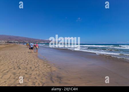 Gran Canaria, Spanien - 20. März 2024: Besucher besuchen den Strand Playa Ingles in Maspalomas, Gran Canaria. Spanien Stockfoto