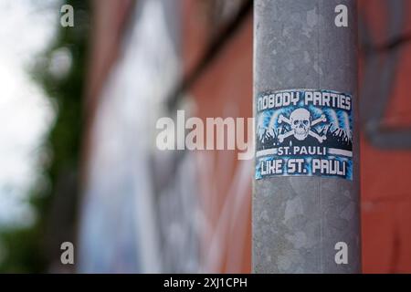 St Pauli FC Supporters Lamp Post Sticker in Cardiff, Juli 2024 Stockfoto