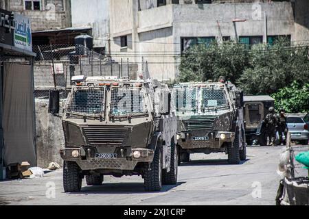 Nablus, Palästina. Juli 2024. Israelische Militärfahrzeuge, die während einer Operation zur Festnahme von Palästinensern in das Lager Balata östlich der Stadt Nablus im nördlichen Westjordanland einmarschierten. Die israelische Armee brach in ein palästinensisches Haus ein, nachdem sie es umgeben hatte, und verhaftete drei Palästinenser, die von Israel gesucht wurden. Quelle: SOPA Images Limited/Alamy Live News Stockfoto