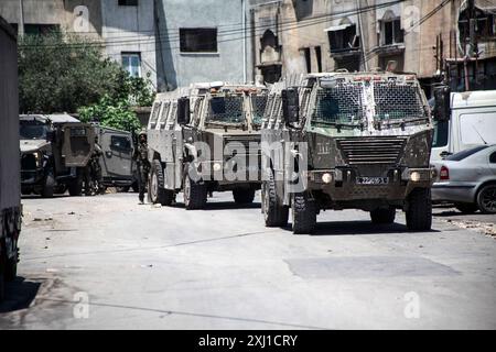 Nablus, Palästina. Juli 2024. Israelische Militärfahrzeuge, die während einer Operation zur Festnahme von Palästinensern in das Lager Balata östlich der Stadt Nablus im nördlichen Westjordanland einmarschierten. Die israelische Armee brach in ein palästinensisches Haus ein, nachdem sie es umgeben hatte, und verhaftete drei Palästinenser, die von Israel gesucht wurden. Quelle: SOPA Images Limited/Alamy Live News Stockfoto