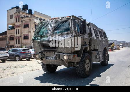 Nablus, Palästina. Juli 2024. Ein israelisches Militärfahrzeug, das während einer Operation zur Verhaftung von Palästinensern in das Lager Balata östlich der Stadt Nablus im nördlichen Westjordanland einmarschierte. Die israelische Armee brach in ein palästinensisches Haus ein, nachdem sie es umgeben hatte, und verhaftete drei Palästinenser, die von Israel gesucht wurden. Quelle: SOPA Images Limited/Alamy Live News Stockfoto