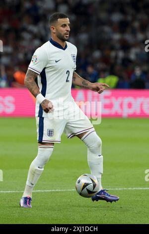 Berlin, Allemagne. Juli 2024. Kyle Walker aus England während des Endspiels der UEFA Euro 2024 zwischen Spanien und England am 14. Juli 2024 im Olympiastadion in Berlin - Foto Jean Catuffe/DPPI Credit: DPPI Media/Alamy Live News Stockfoto