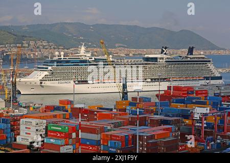 Salerno, Italien - 27. Juni 2014: Das berühmte Equinox-Kreuzfahrtschiff liegt am Dock und die Versandcontainer am Terminal Port Sunny Summer Day Aerial View. Stockfoto