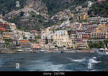 Positano, Italien - 28. Juni 2014: Malerische kleine Stadt Sommerurlaub in Amalfi Coast Travel Waterfront View. Stockfoto