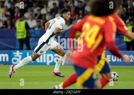 Berlin, Allemagne. Juli 2024. Jude Bellingham aus England während des Endrunde der UEFA Euro 2024 zwischen Spanien und England am 14. Juli 2024 im Olympiastadion in Berlin - Foto Jean Catuffe/DPPI Credit: DPPI Media/Alamy Live News Stockfoto