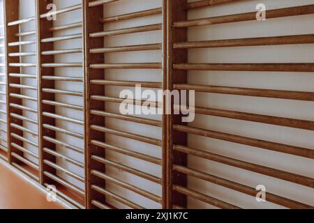 Vintage Holz Gym Wandstangen im Schulgymnasium für körperliche Bewegung und Training. Stockfoto