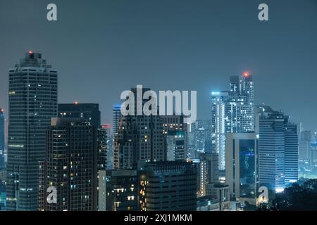 Nächtliche Skyline der Stadt mit Hochhäusern und Wolkenkratzern in Kuala Lumpur, Malaysia. Finanz- und Geschäftszentrum der asiatischen Stadt mit Stockfoto