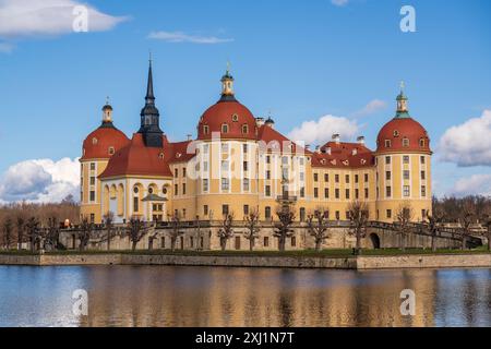 Schloss Moritzburg, am See gelegen, Spiegelbild des Sees im Wasser, eine sehr berühmte Burg in Deutschland Stockfoto