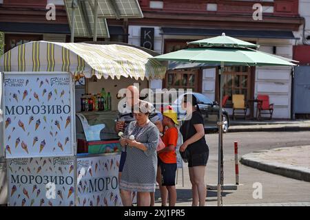 ODESA, UKRAINE - 13. JULI 2024 - Menschen kaufen Eis an einem heißen Sommertag in Odesa, Südukraine. Stockfoto