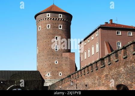 KRAKAU, POLEN - 29. APRIL 2012: Der Sandomir-Turm ist einer der Türme des ältesten königlichen Wawelschlosses. Stockfoto