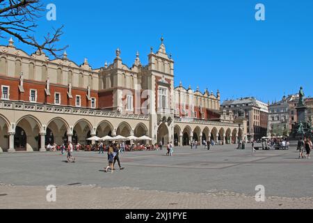 KRAKAU, POLEN - 29. APRIL 2012: Dies ist das Gebäude der Tuchhalle auf dem Marktplatz an einem sonnigen Frühlingstag. Stockfoto