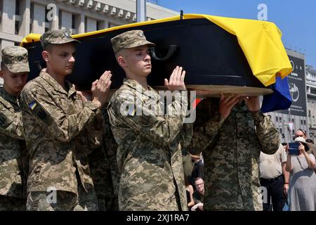 Kiew, Ukraine. Juli 2024. Die Priester ehrten den Sarg des Befehlshabers des OUN-Freiwilligenbataillons Mykola Kokhanowski während der Beerdigung in Kiew. Beerdigung des Bataillonskommandeurs der Organisation der Ukrainischen Nationalisten (OUN) Mykola Kokhan?vsky bei Pseudo Bureviy. Am 10. Juni 2024 wurde das Schicksal von seinem Tod in Charkiwski in der Nähe von Wowchansk bekannt. Quelle: SOPA Images Limited/Alamy Live News Stockfoto