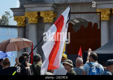 Kiew, Ukraine. Juli 2024. Die weiß-rot-weiße Flagge von Belarus, die während der Beerdigung des Befehlshabers des Freiwilligen Bataillons der OUN Mykola Kokhanivskyi in Kiew zu sehen war. Beerdigung des Bataillonskommandeurs der Organisation der Ukrainischen Nationalisten (OUN) Mykola Kokhan?vsky bei Pseudo Bureviy. Am 10. Juni 2024 wurde das Schicksal von seinem Tod in Charkiwski in der Nähe von Wowchansk bekannt. Quelle: SOPA Images Limited/Alamy Live News Stockfoto