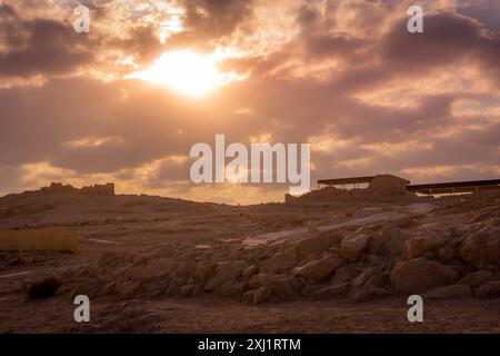 Der wunderschöne Himmel während des Sonnenuntergangs über dem archäologischen Zitat von Masada in der judäischen Wüste, Israel. Stockfoto