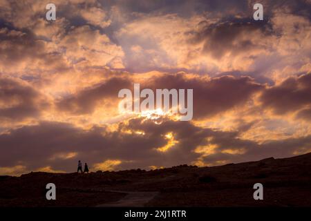 Der wunderschöne Himmel während des Sonnenuntergangs über dem archäologischen Zitat von Masada in der judäischen Wüste, Israel. Stockfoto