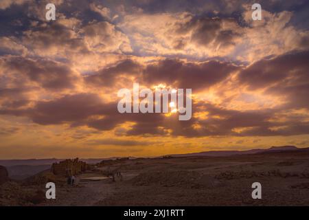 Der wunderschöne Himmel während des Sonnenuntergangs über dem archäologischen Zitat von Masada in der judäischen Wüste, Israel. Stockfoto