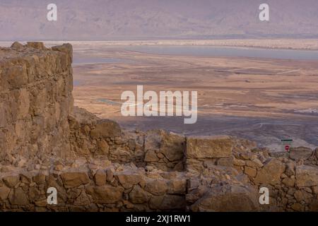 Die Mauern von Masada sind archäologisch zitiert in Israel, mit Blick auf das Tote Meer und die Grenze zu Jordanien im Nahen Osten. Stockfoto