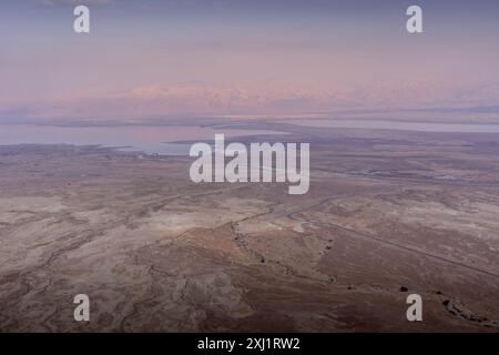 Der Panoramablick über die Grenze zwischen Jordanien und Israel, die Küste des Toten Meeres und die israelische Wüste während des Sonnenuntergangs. Stockfoto