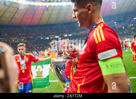 Alvaro Morata, ESP 7 mit Trophäe im Endspiel SPANIEN - ENGLAND 2-1 der UEFA-Europameisterschaft 2024 am 14. Juli 2024 in Berlin. Fotograf: Peter Schatz Stockfoto