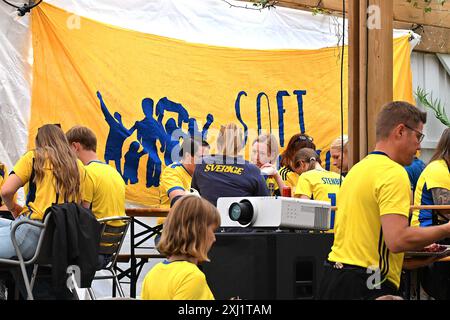 Gamla Ullevi, Göteborg, Schweden, 16. Juli 2024: Schwedische Fans bereiten sich auf Werners vor dem Spiel der europäischen Qualifikation der Frauen am 16. Juli 2024 zwischen Schweden und England bei Gamla Ullevi in Göteborg, Schweden (Peter Sonander/SPP) Credit: SPP Sport Press Photo. /Alamy Live News Stockfoto