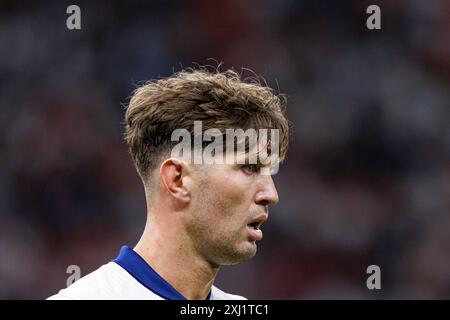 John Stones beim Endspiel der UEFA Euro 2024 zwischen den Nationalmannschaften Spaniens und Englands im Olympiastadion in Berlin (Maciej Rogowski) Stockfoto