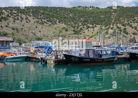 BALAKLAVA, KRIM - 16. MAI 2024: Ausflugsboote in der Bucht von Balaklava Resort. Krim Stockfoto