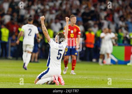 John Stones beim Endspiel der UEFA Euro 2024 zwischen den Nationalmannschaften Spaniens und Englands im Olympiastadion in Berlin (Maciej Rogowski) Stockfoto