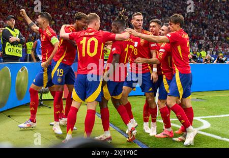 Berlin, Deutschland. Juli 2024. Nico Williams, ESP 17, feiert sein Tor 1-0, Happy, lagh, Celebration, mit Lamine Yamal, ESP 19 Fabian Ruiz, ESP 8 Robin Le Normand, ESP 3 Alvaro Morata, ESP 7 Dani Olmo, ESP 10 Dani Carvajal, ESP 2 im Endspiel SPANIEN - ENGLAND 2-1 der UEFA-Europameisterschaften 2024 am 14. Juli 2024 in Berlin. Fotograf: ddp Images/STAR-Images Credit: ddp Media GmbH/Alamy Live News Stockfoto