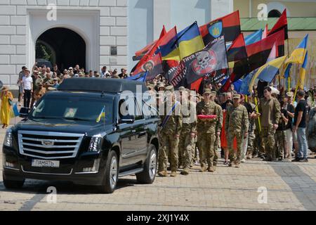 Kiew, Ukraine. Juli 2024. Trauerzug, Ehrenwache während der Beerdigung des Befehlshabers des OUN-Freiwilligenbataillons Mykola Kokhanivskyi in Kiew. Beerdigung des Bataillonskommandeurs der Organisation der Ukrainischen Nationalisten (OUN) Mykola Kokhan?vsky bei Pseudo Bureviy. Am 10. Juni 2024 wurde das Schicksal von seinem Tod in Charkiwski in der Nähe von Wowchansk bekannt. (Foto: Aleksandr Gusev/SOPA Images/SIPA USA) Credit: SIPA USA/Alamy Live News Stockfoto