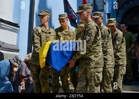 Kiew, Ukraine. Juli 2024. Die Ehrenwachen tragen den Sarg des Befehlshabers des OUN-Freiwilligenbataillons Mykola Kokhanivskyi während der Beerdigung in Kiew. Beerdigung des Bataillonskommandeurs der Organisation der Ukrainischen Nationalisten (OUN) Mykola Kokhan?vsky bei Pseudo Bureviy. Am 10. Juni 2024 wurde das Schicksal von seinem Tod in Charkiwski in der Nähe von Wowchansk bekannt. (Foto: Aleksandr Gusev/SOPA Images/SIPA USA) Credit: SIPA USA/Alamy Live News Stockfoto