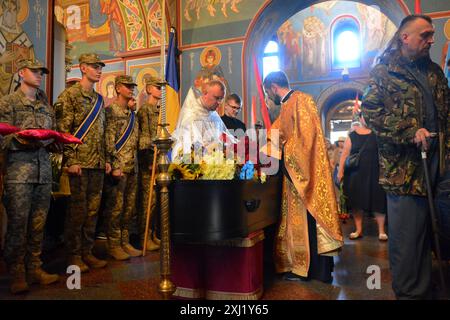 Kiew, Ukraine. Juli 2024. Die Priester ehrten den Sarg des Befehlshabers des OUN-Freiwilligenbataillons Mykola Kokhanowski während der Beerdigung in Kiew. Beerdigung des Bataillonskommandeurs der Organisation der Ukrainischen Nationalisten (OUN) Mykola Kokhan?vsky bei Pseudo Bureviy. Am 10. Juni 2024 wurde das Schicksal von seinem Tod in Charkiwski in der Nähe von Wowchansk bekannt. (Foto: Aleksandr Gusev/SOPA Images/SIPA USA) Credit: SIPA USA/Alamy Live News Stockfoto