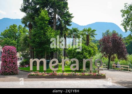 Meran, Südtirol, Italien - Beliebtes Fotomotiv Schriftzug MERAN auf der Passerpromenade am Kurhaus. Meran Süddtirol Italien *** Meran, Südtirol, Italien beliebtes Fotomotiv MERAN Schriftzug auf der Passer Promenade am Kurhaus Meran Südtirol Italien Stockfoto