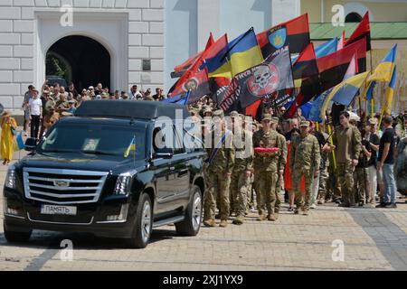 Kiew, Ukraine. Juli 2024. Verwandte und Brüder, die während der Beerdigung des Befehlshabers der Organisation der Ukrainischen Nationalisten (OUN) in Kiew gesehen wurden. Beerdigung des Bataillonskommandeurs der Organisation der Ukrainischen Nationalisten (OUN) Mykola Kokhan?vsky bei Pseudo Bureviy. Am 10. Juni 2024 wurde das Schicksal von seinem Tod in Charkiwski in der Nähe von Wowchansk bekannt. (Credit Image: © Aleksandr Gusev/SOPA Images via ZUMA Press Wire) NUR REDAKTIONELLE VERWENDUNG! Nicht für kommerzielle ZWECKE! Stockfoto