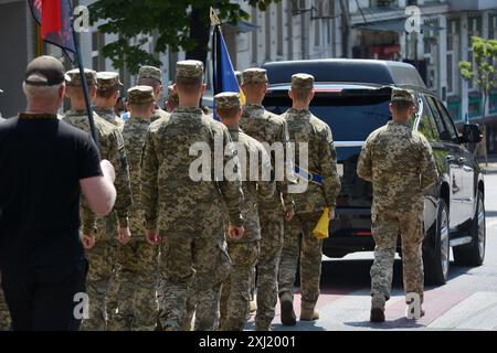 Kiew, Ukraine. Juli 2024. Trauerzug, Ehrenwache, die während der Beerdigung des Befehlshabers des OUN-Freiwilligenbataillons Mykola Kokhanivskyi in Kiew gesehen wurden. Beerdigung des Bataillonskommandeurs der Organisation der Ukrainischen Nationalisten (OUN) Mykola Kokhan?vsky bei Pseudo Bureviy. Am 10. Juni 2024 wurde das Schicksal von seinem Tod in Charkiwski in der Nähe von Wowchansk bekannt. (Credit Image: © Aleksandr Gusev/SOPA Images via ZUMA Press Wire) NUR REDAKTIONELLE VERWENDUNG! Nicht für kommerzielle ZWECKE! Stockfoto