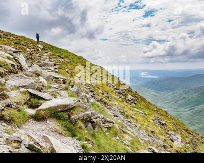 Walker auf dem steilen Pfad von Threshthwaite Mouth nach Thornthwaite Crag in der Nähe der High Street Roman Road im Nordosten des Lake District von Cumbria UK Stockfoto