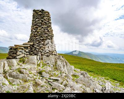 Drystone Beacon auf Thornthwaite Crag in der Nähe der High Street Roman Road im nordöstlichen Lake District in Cumbria UK Stockfoto