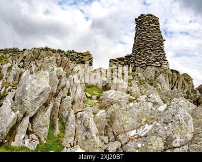 Drystone Beacon auf Thornthwaite Crag in der Nähe der High Street Roman Road im nordöstlichen Lake District in Cumbria UK Stockfoto