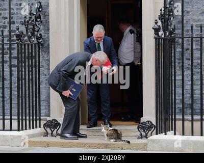 London, Vereinigtes Königreich, 16. Juli 2024. Larry the Cat erhält nach der Kabinettssitzung Aufmerksamkeit von Hilary Benn, Secretary of State for Northern Ireland, und Steve Reed, Secretary of State for Environment, Food and Rural Affairs. Quelle: Uwe Deffner/Alamy Live News Stockfoto