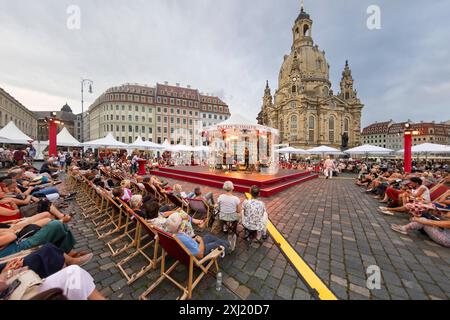 Sängerin Barbara Thalheim 76 live bei ihrem Auftritt im Rahmen des Palais Sommers auf dem Neumarkt vor der Frauenkirche in Dresden. *** Sängerin Barbara Thalheim 76 live während ihres Auftritts im Palais Sommer auf dem Neumarkt vor der Frauenkirche in Dresden Stockfoto