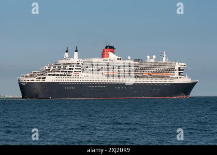 Southampton Water, England, Großbritannien. 14. 07.2024. Das Kreuzfahrtschiff Queen Mary 2 segelt auf Southampton Water. Stockfoto