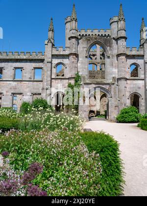 Lowther Castle and Gardens Fantasy Castle aus dem 19. Jahrhundert in Ruinen, aber teilweise restauriert am nordöstlichen Rand des Lake District Cumbria UK Stockfoto