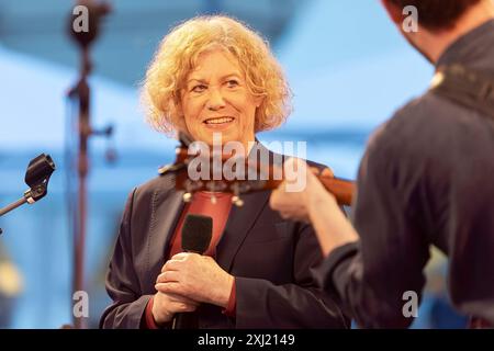 Sängerin Barbara Thalheim 76 live bei ihrem Auftritt im Rahmen des Palais Sommers auf dem Neumarkt vor der Frauenkirche in Dresden. *** Sängerin Barbara Thalheim 76 live während ihres Auftritts im Palais Sommer auf dem Neumarkt vor der Frauenkirche in Dresden Stockfoto