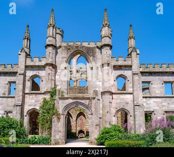 Lowther Castle and Gardens Fantasy Castle aus dem 19. Jahrhundert in Ruinen, aber teilweise restauriert am nordöstlichen Rand des Lake District Cumbria UK Stockfoto